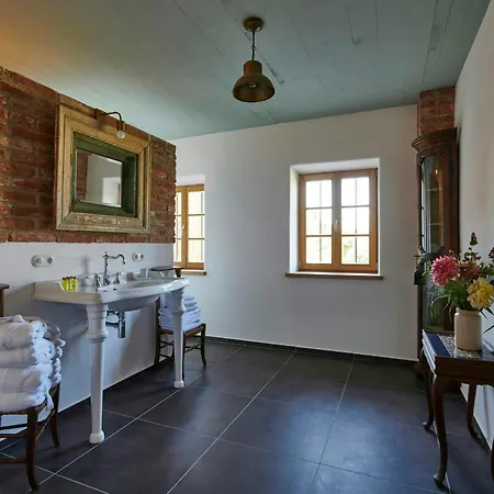 A Historic Gem With Wellness Comfort شقة
